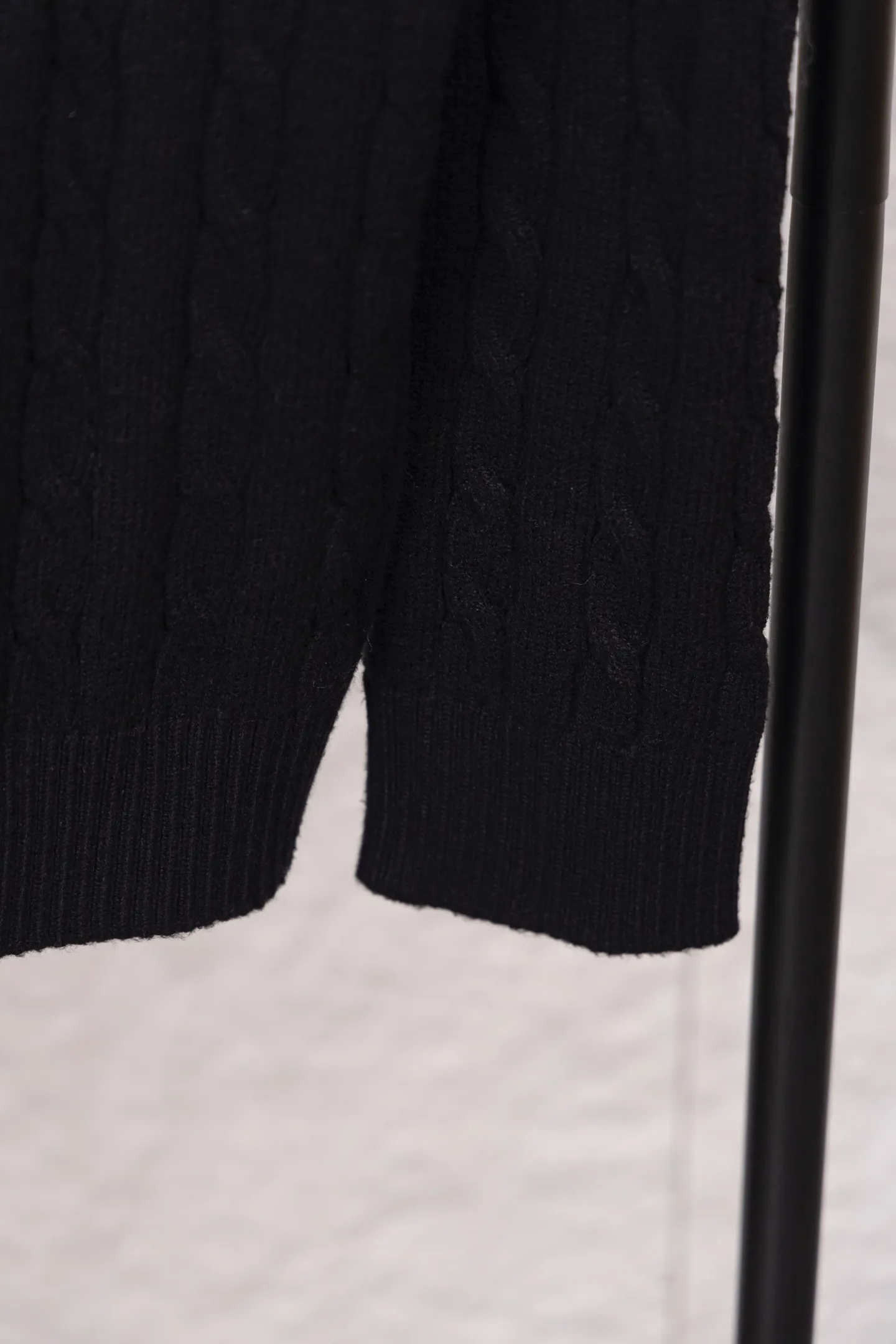 P230 Style No./F187 Rah Lauren classic pony embroidered stand-up collar knitted sweater. Made of 400 cotton gauze fabric with clear lines. The original customized lines are smooth and delicate. Better hand feel. Not easy to deform. Not easy to shrink. Not easy to fade. Maintain long-lasting beauty. Color Gray Black Size S-XL